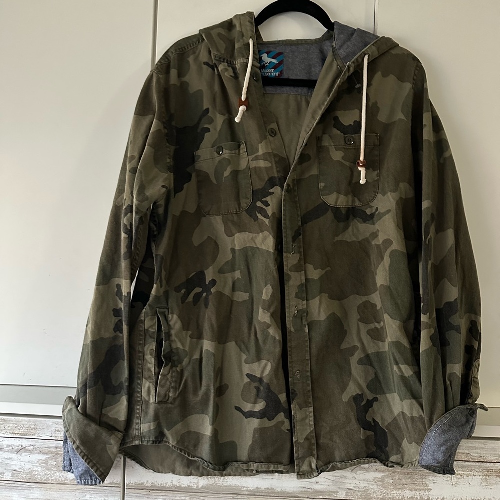 🪖 Modern Amusement Camouflage Hooded Jacket Size Large